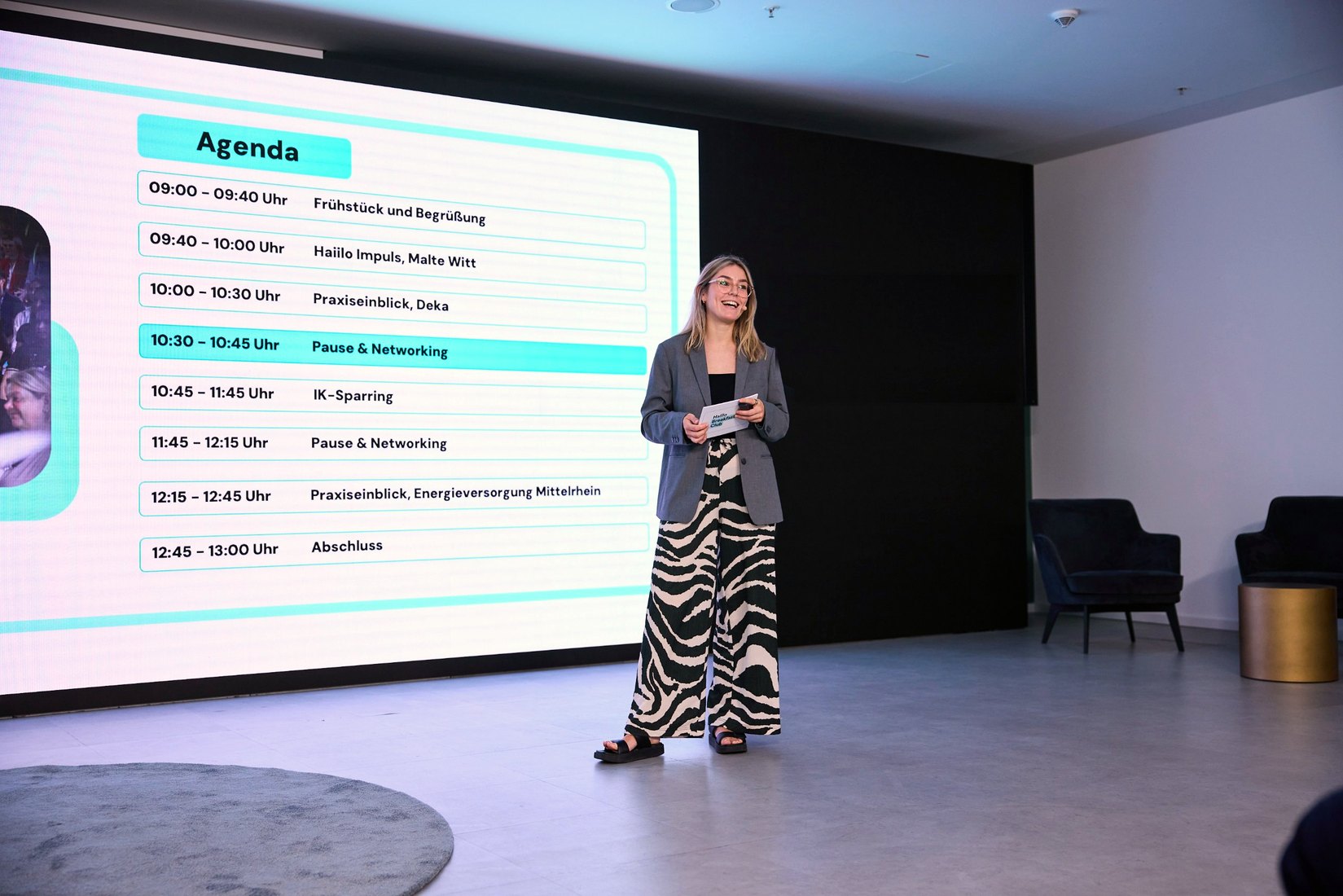 Jennifer Pfeifer führt beim Haiilo Breakfast Club in Frankfurt durch die Agenda