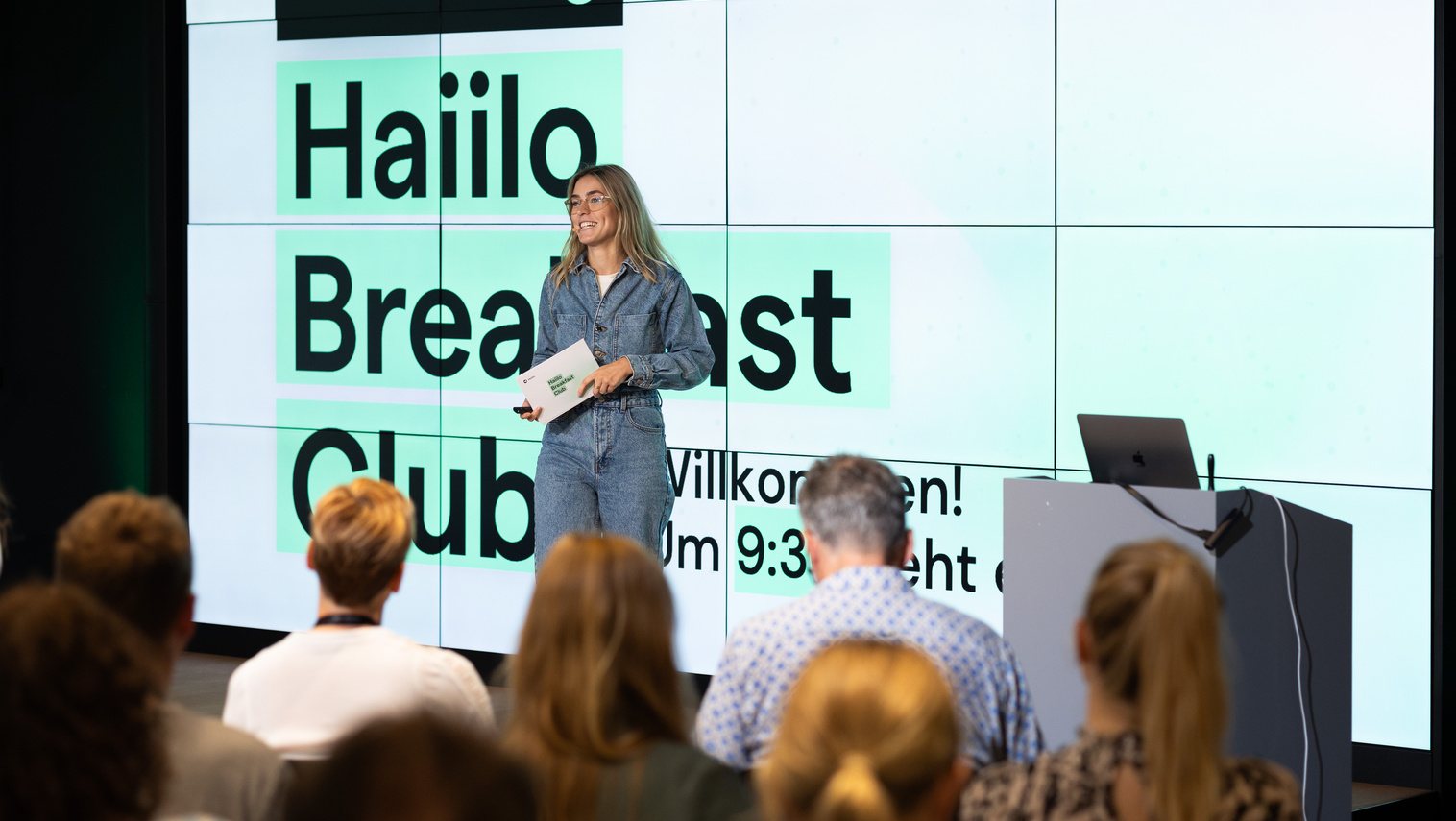 Jennifer Pfeifer moderiert den Haiilo Breakfast Club in Hamburg