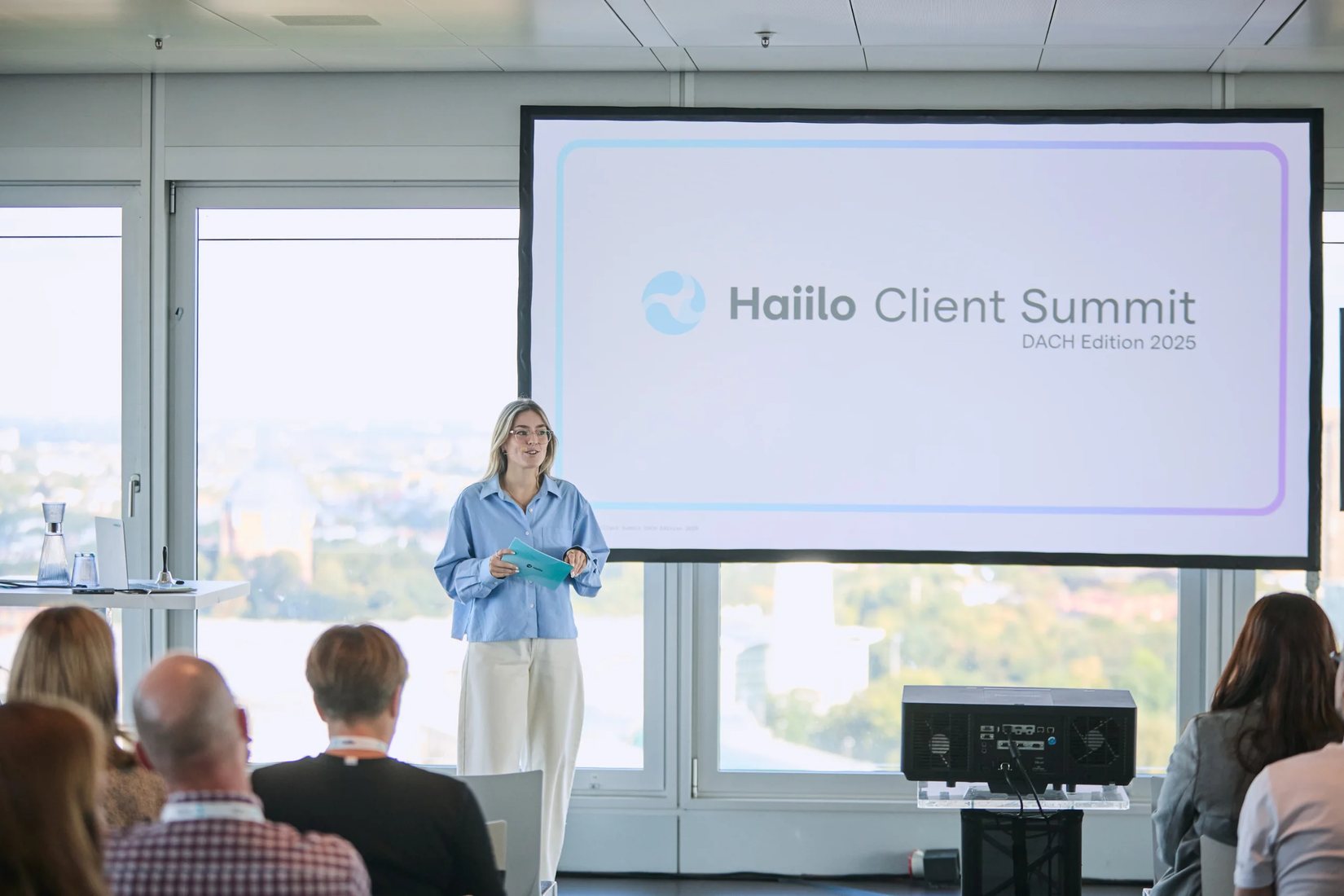 Jennifer Pfeifer auf der Bühne des Haiilo Client Summit