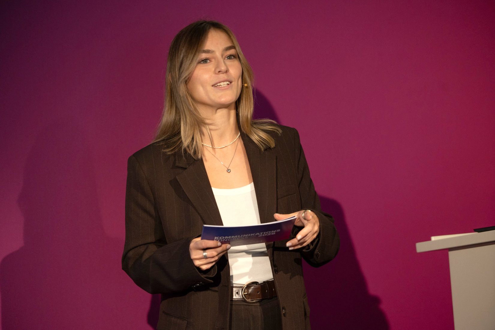 Jennifer Pfeifer moderiert beim Quadriga Kommunikationskongress 2026